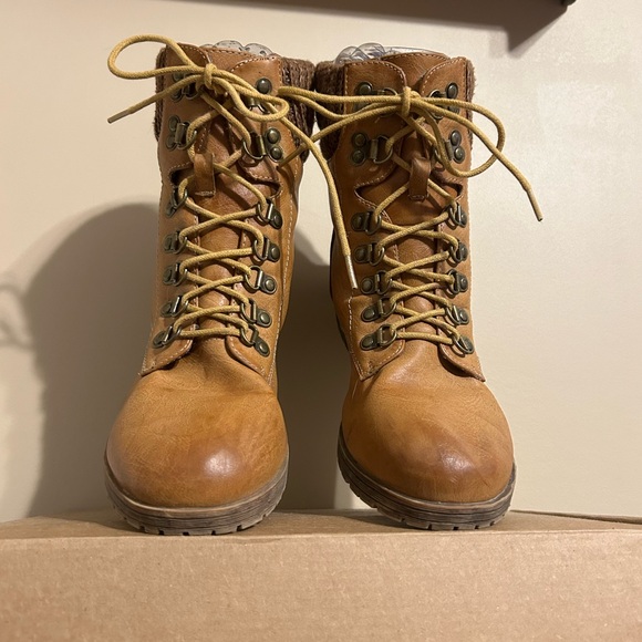 Refresh leatherette lace up sweater combat boots NWOT - Picture 3 of 5